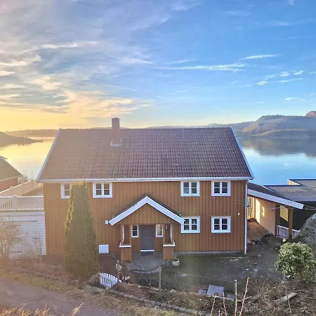 Charming, Familyfriendly House By The Sea