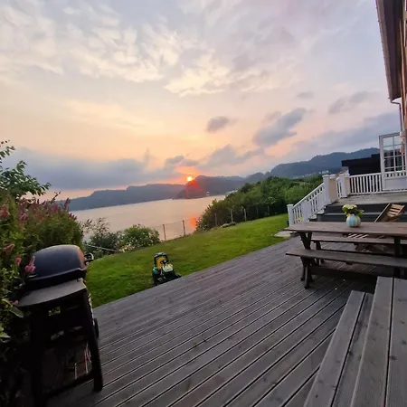 Charming House By The Sea Villa *