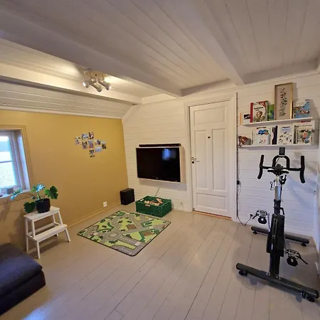 Charming, Familyfriendly House By The Sea Svenevik