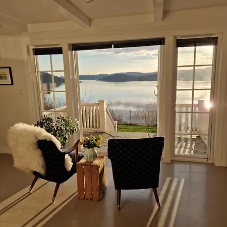 Charming, Familyfriendly House By The Sea Svenevik