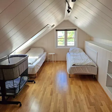 Charming, Familyfriendly House By The Sea