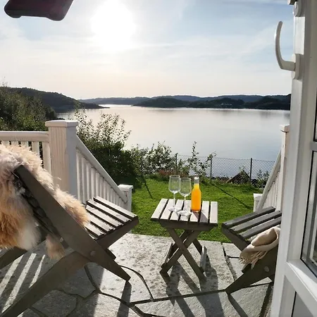 Charming, Familyfriendly House By The Sea Villaer *