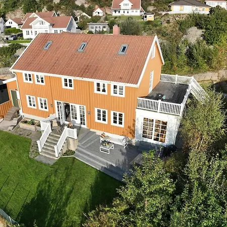 Charming, Familyfriendly House By The Sea *