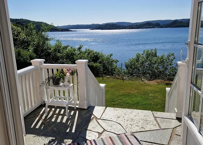 Charming House By The Sea Svenevik