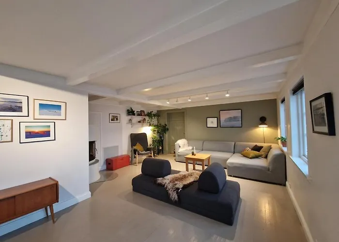 Charming House By The Sea * Svenevik